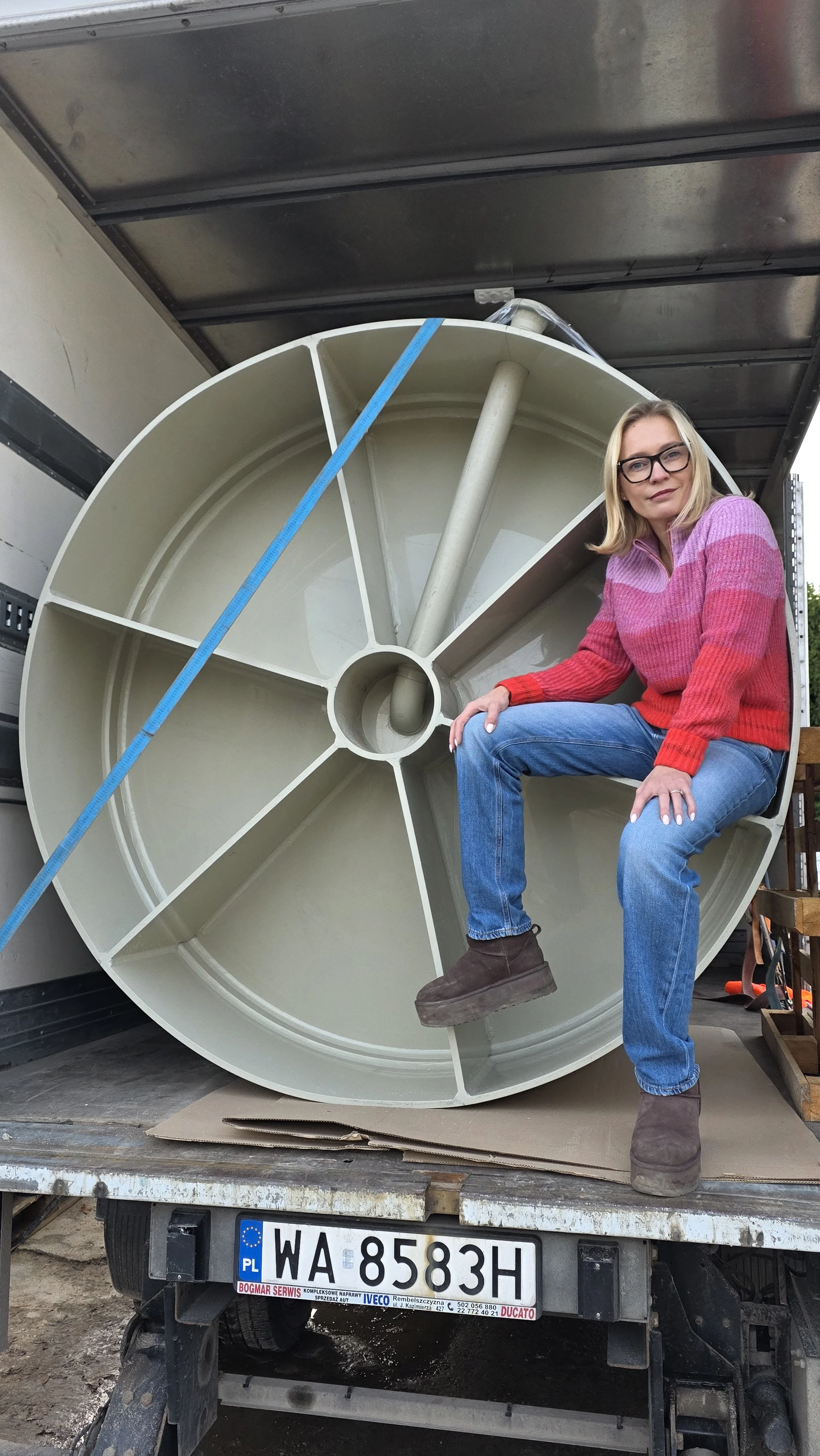 Prezes MATMAT przy nowym zbiorniku produkcyjnym - rozbudowa fabryki