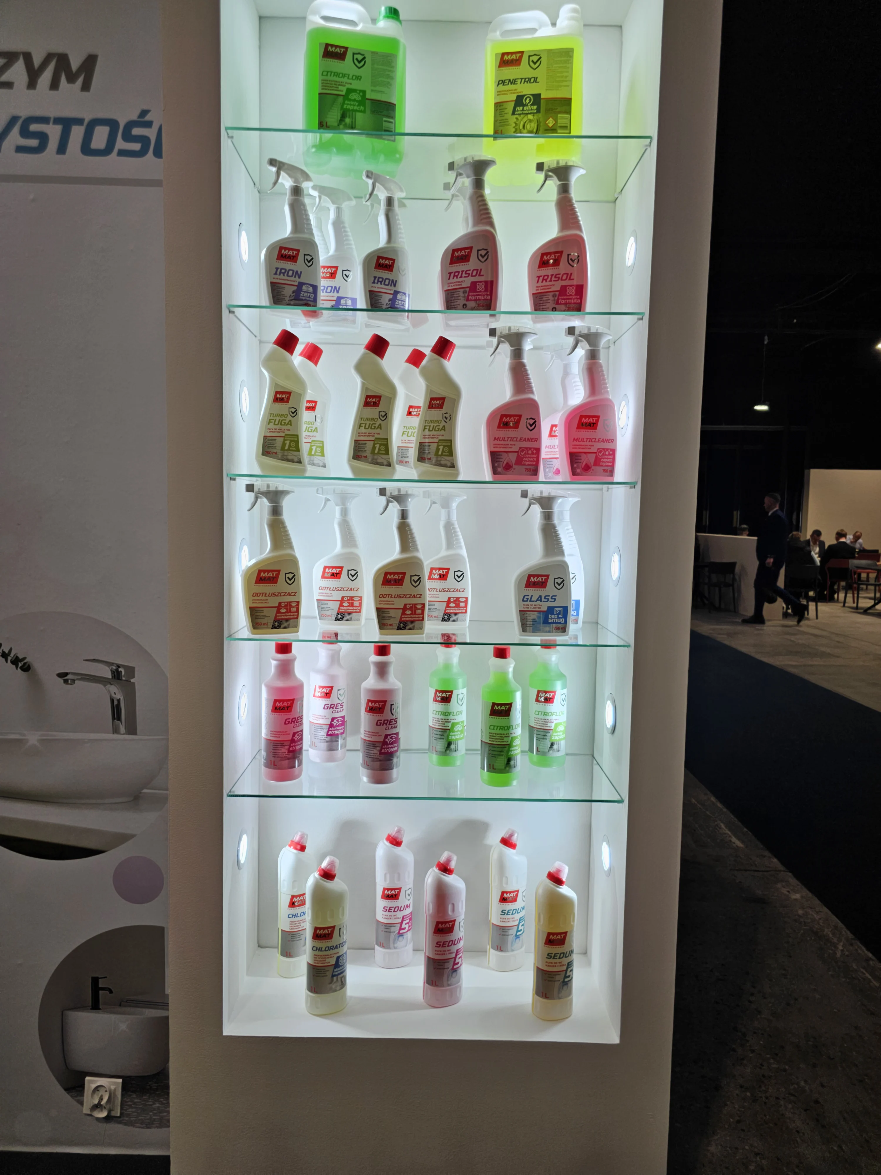 Gablota z produktami MATMAT na targach Expo 2025 - pełna oferta środków czystości