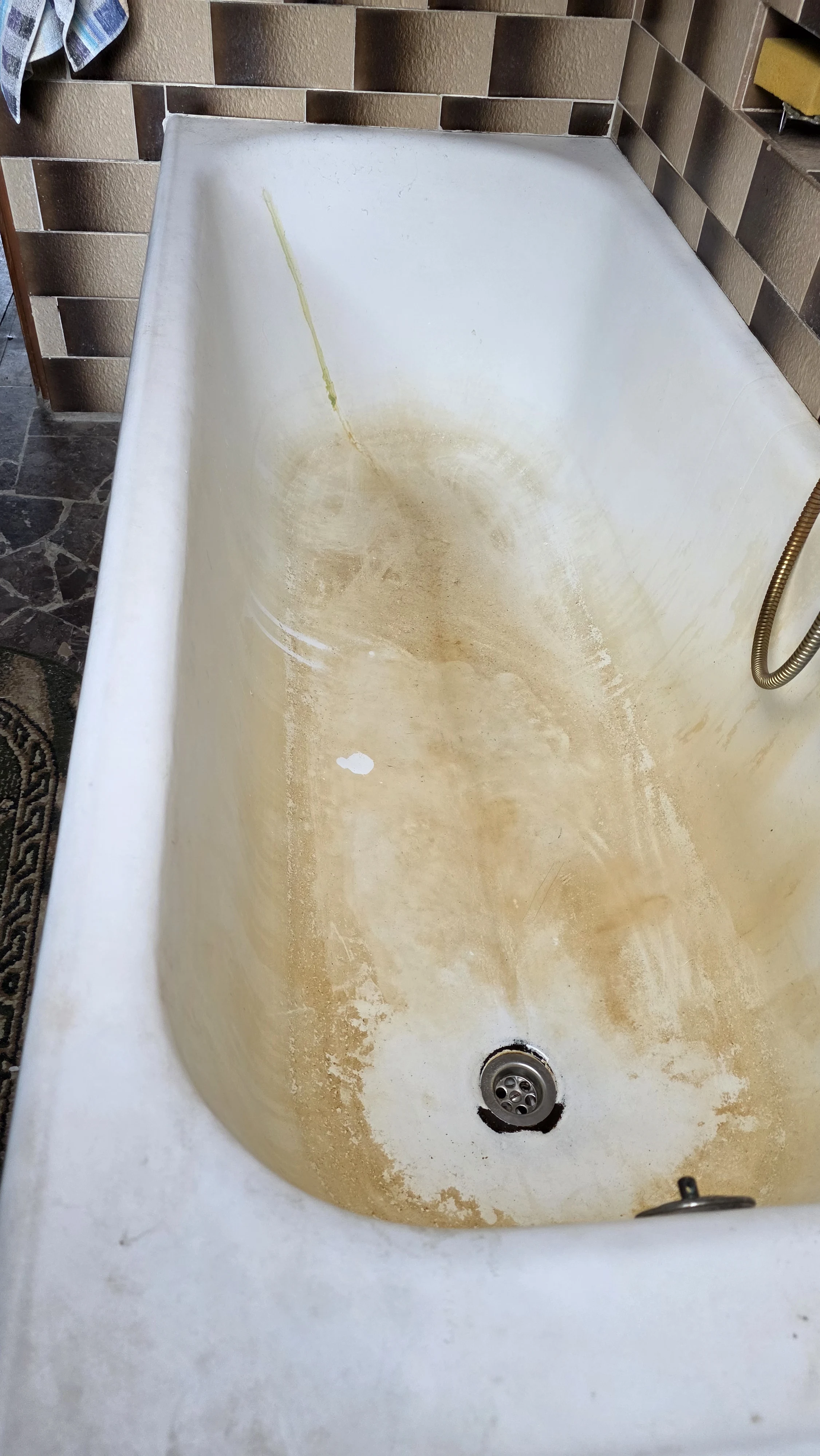 Wanna przed czyszczeniem - widoczny kamień wapienny i zabrudzenia