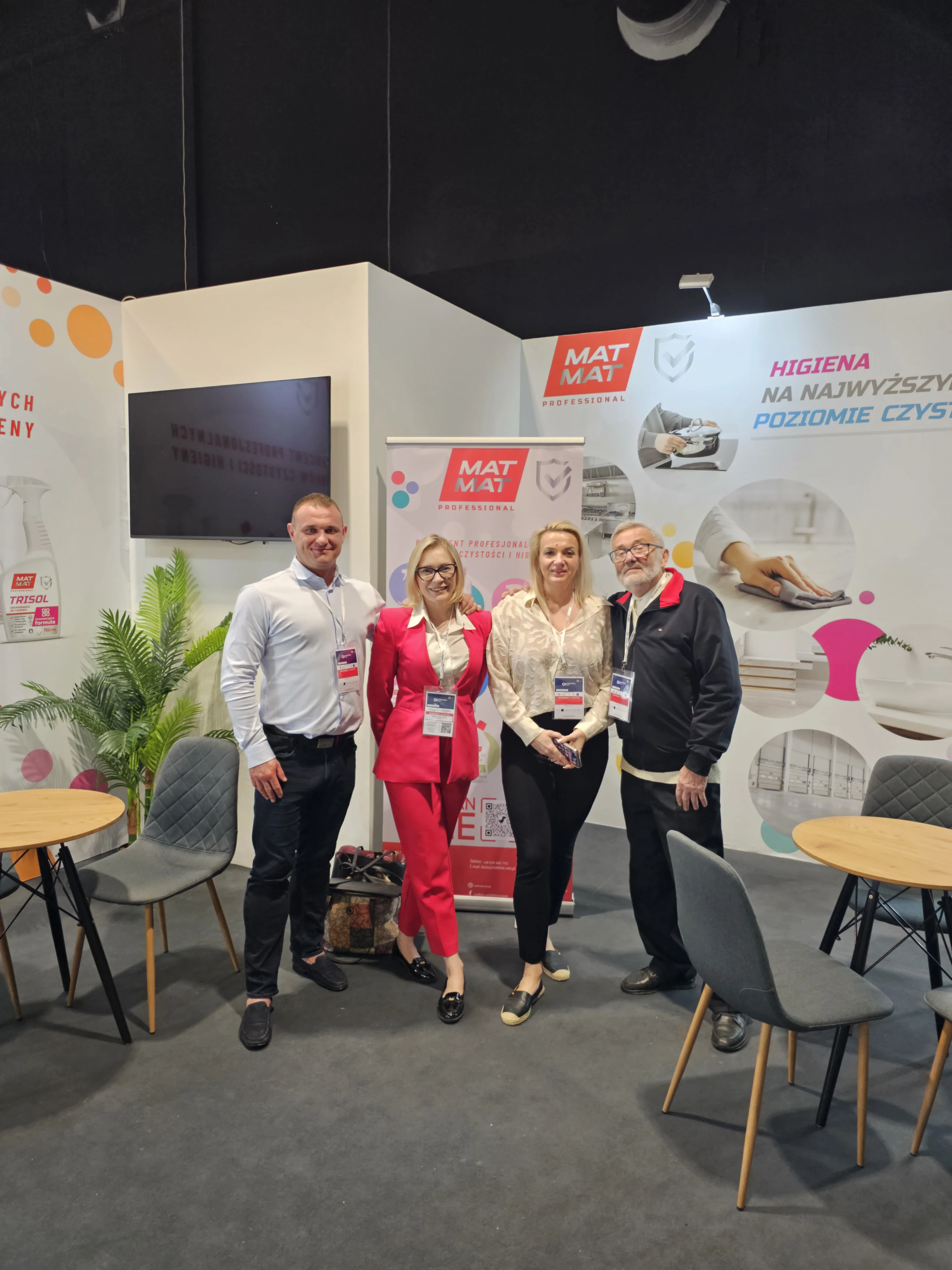 Zespół MATMAT na targach Expo 2025 - cztery osoby przy stoisku firmowym