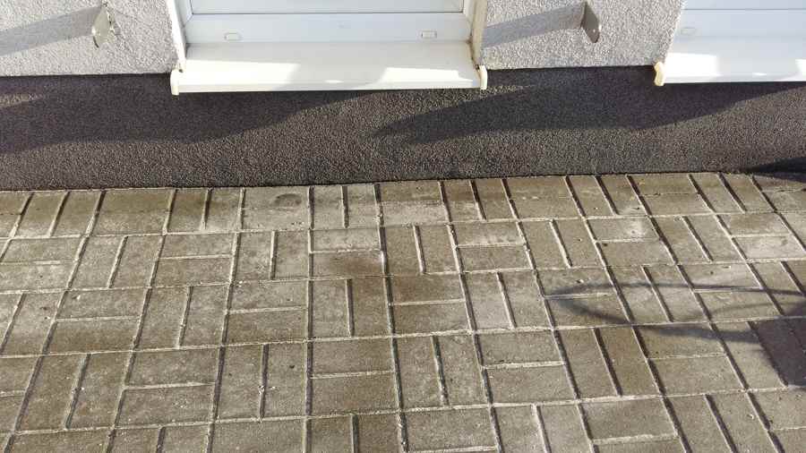 Zabrudzona kostka brukowa przed czyszczeniem – przykład osadów i plam na powierzchni