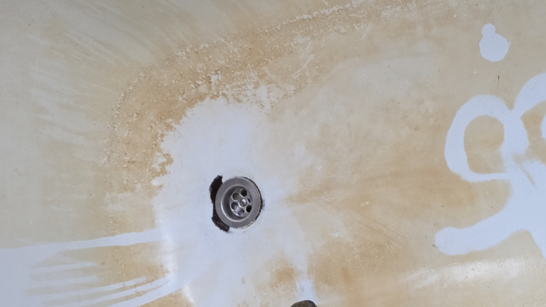 Fragment wanny z widoczną linią czyszczenia – SEDUM skutecznie usuwa żółty osad z twardej wody