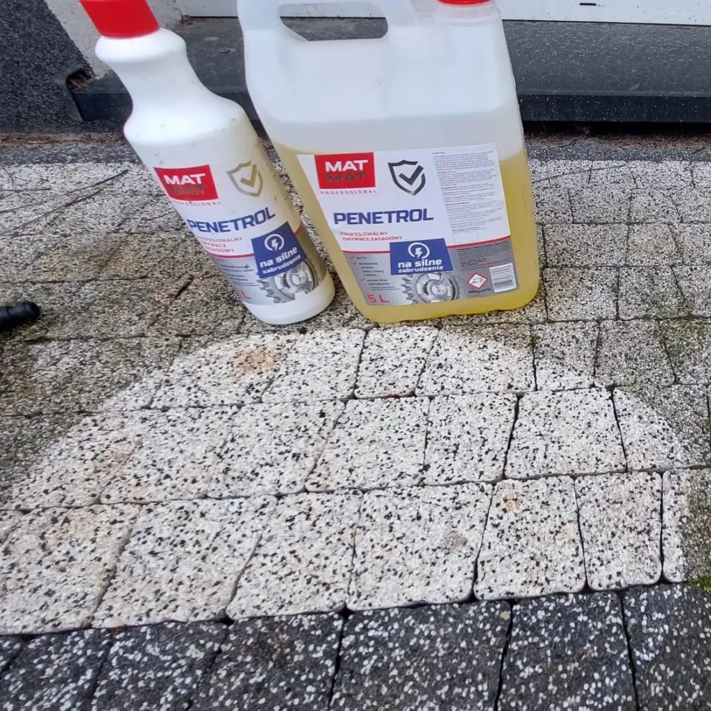 Efekt działania środka MATMAT Penetrol na kostce brukowej – widoczne czyszczenie powierzchni z brudu i osadów